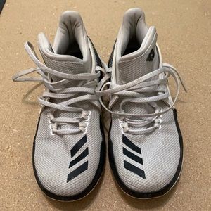 Dame 3 basketball shoes